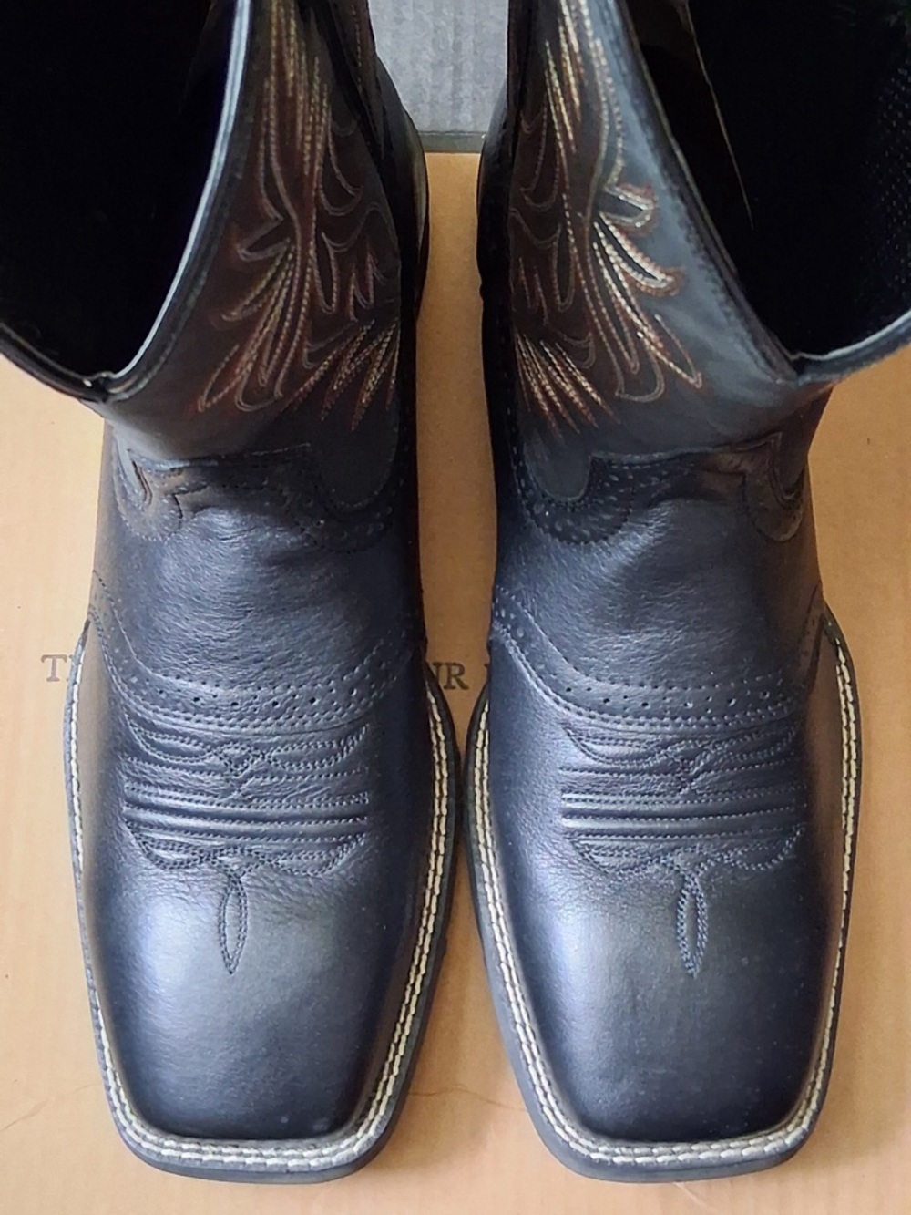 Ariat Western Leather Cowboy Boots with Contrast Stitching worn once like new